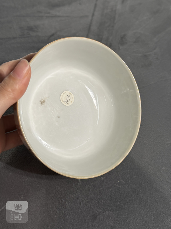 清同治粉彩暗八仙矾红描金寿字纹墩式碗 - 图9